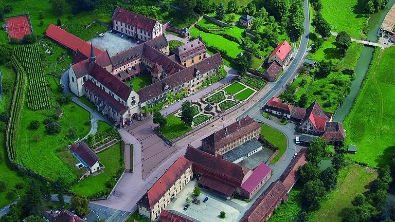 Das Kloster Bronnbach von oben: Am Sonntag, 19. Juni, findet die Eröffnung des Bronnbacher Abschnitts des Europäischen Kulturwegs mit einer Rundwanderung durch die Klosterlandschaft statt.