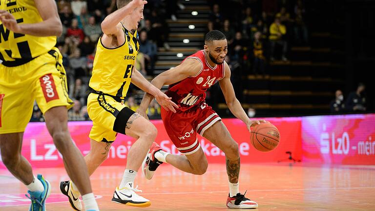 Cameron Hunt (im Zweikampf mit Trey Drechsel III) entschied mal wieder eine Partie für die Baskets.&nbsp;