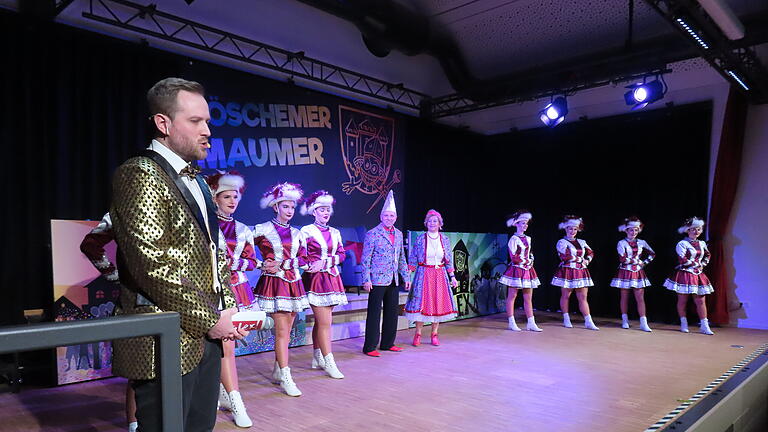 Viele glitzernde Sterne am Firmament des Maumer-Büttenabends. Moderator Michael Geis mit dem Prinzenpaar Barbara I. und Thomas IV. und der Prinzengarde.