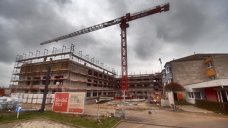 Der Rohbau für den neuen Westflügel der Main-Klinik in Ochsenfurt steht kurz vor der Vollendung.