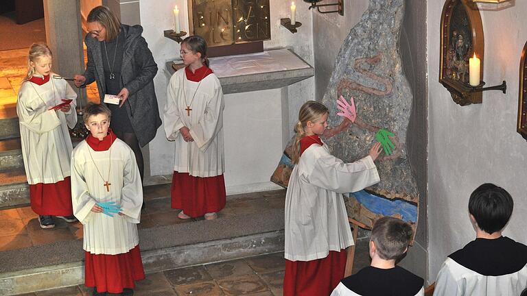 Die neuen Minis bringen sich mit Kyrierufen in den Gottesdienst ein, von links: Antonia und Noah Brand, Mini-Beauftragte Sonja Seubert, Ronja Scheuring, Emma Hemmelmann.