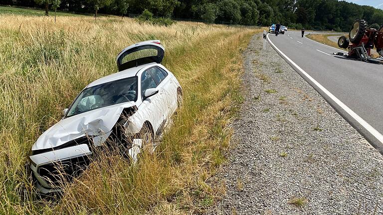 Ein Traktorfahrer starb am Samstag nach dem Zusammenstoß mit einem Auto auf der Staatsstraße  zwischen Mönchstockheim und Donnersdorf. Helfer vor Ort berichten, dass es aus ihrer Sicht sehr lange gedauert habe, bis ein Rettungswagen an der Unfallstelle gewesen sei.