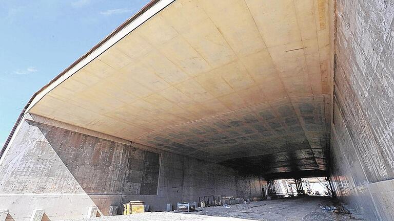 Schon voll im Bau. Unbeeindruckt vom Widerstand gegen den Ausbau der A 3 im Stadtgebiet mittels Troglösung haben die Autobahnbauer vollendete Tatsachen geschaffen. Im Bild der Trog für die nördliche Fahrbahn nach Frankfurt.