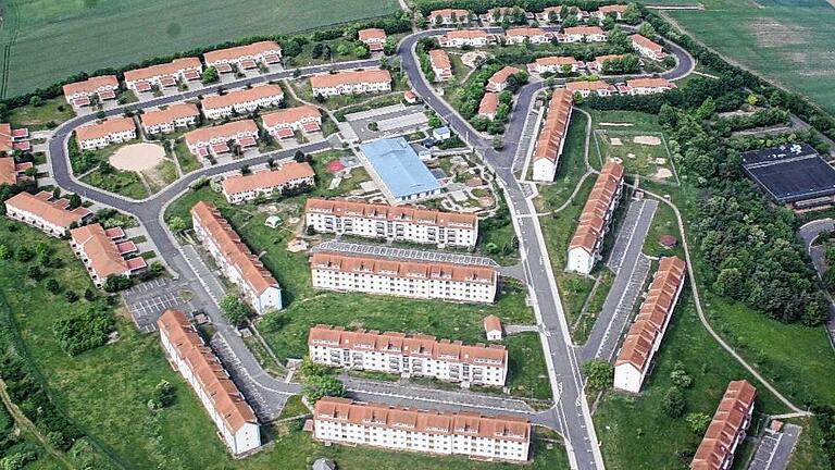 Marshall Heights von oben: Der Blick auf die einstige US-Wohnsiedlung der Amerikaner zeigt im Hintergrund die Texashäuser (Einzel- und Reihenhäuser) sowie rechts von der Gabelsberger Straße (Mitte) vier der fünf Wohnblocks, die in einem ersten Entwicklungsschritt von Investor Georg Wittmann vermarktet werden sollen. Marshall Heights von oben: Der Blick auf die einstige US-Wohnsiedlung der Amerikaner zeigt im Hintergrund die Texashäuser (Einzel- und Reihenhäuser) sowie rechts von der Gabelsberger Straße (Mitte) vier der fünf Wohnblocks, die in einem ersten Entwicklungsschritt von Investor Georg Wittmann vermarktet werden sollen.