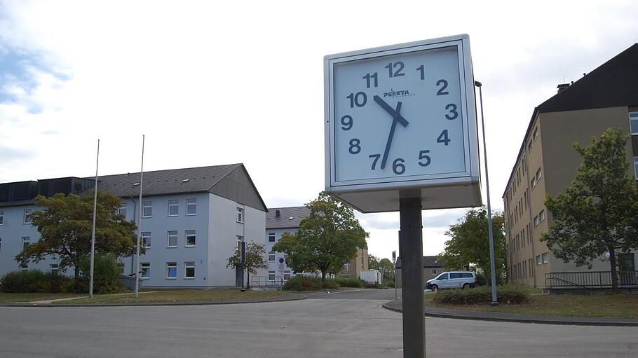Heute gehen die Uhren in der General-Heusinger-Kaserne wieder anders. Vor 30 Jahren pulsierte in den Unterkünften für übende Soldaten das Leben. Hunderte DDR-Flüchtlinge fanden hier in den Wirren vor der Wende eine vorübergehende Bleibe.  Foto: Wolfgang Dünnebier       -  Heute gehen die Uhren in der General-Heusinger-Kaserne wieder anders. Vor 30 Jahren pulsierte in den Unterkünften für übende Soldaten das Leben. Hunderte DDR-Flüchtlinge fanden hier in den Wirren vor der Wende eine vorübergehende Bleibe.  Foto: Wolfgang Dünnebier
