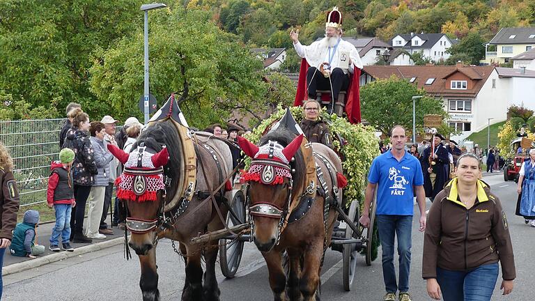 Gruß vom Bierkönig: Rudolf Wappes alias Bierkönig „Gambrinus“ grüßte beim Festzug anlässlich des 37. Weisbacher Oktoberfestes von seinem Thron herab die Gäste.