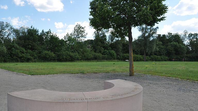 Am so genannten 'Lagerweg' am Main bei Oberndorf gibt es die Gedenkstätte 'Drei Linden' der Initiative gegen das Vergessen, um auf das Schicksal der Zwangsarbeiter in der Schweinfurter Industrie im Zweiten Weltkrieg aufmerksam zu machen.