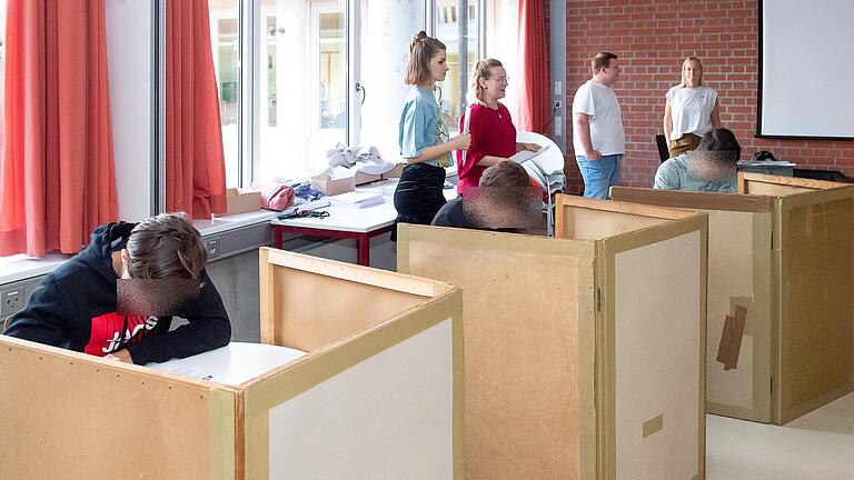 Im Walther-Rathenau-Gymnasium gab es U18-Wahlen. Im Hintergrund Lehrkräfte samt den Organisatoren des Stadtjugendrings. Im Walther-Rathenau-Gymnasium gab es U18-Wahlen. Im Hintergrund Lehrkräfte samt den Organisatoren des Stadtjugendrings.