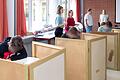 Im Walther-Rathenau-Gymnasium gab es U18-Wahlen. Im Hintergrund Lehrkräfte samt den Organisatoren des Stadtjugendrings.