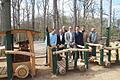 Der Sonnenschutzexpress ist gestartet (von links): Elch Lasse, Florian Dittert, Vorsitzender der Wildparkfreunde, Baureferent Ralf Brettin, Wildparkleiter Thomas Leier, Spender Dr. Lars Hofmann, Landrat Florian Töpper sowie die Stadträte Ralf und Peter Hofmann nahmen schon mal Platz.