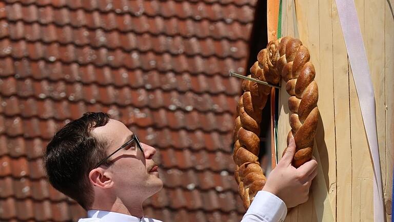 Die Plua-Brezel wird befestigt.       -  Die Plua-Brezel wird befestigt.