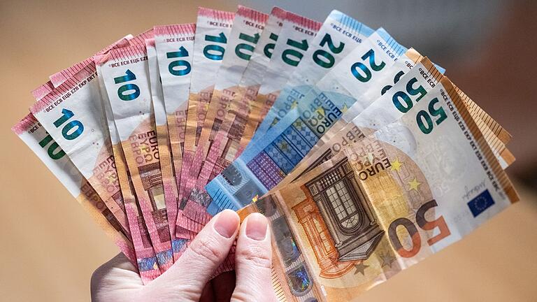 Bargeld       -  Wieviel braucht man zum Leben? Debatte über das Bürgergeld. (Archivfoto)