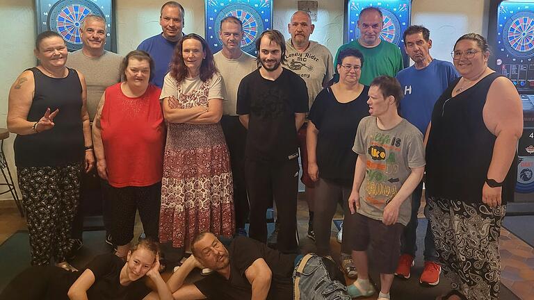 Gruppenbild der Bewohner*innen des Wohnheim Trappstadt beim Dartspielen.