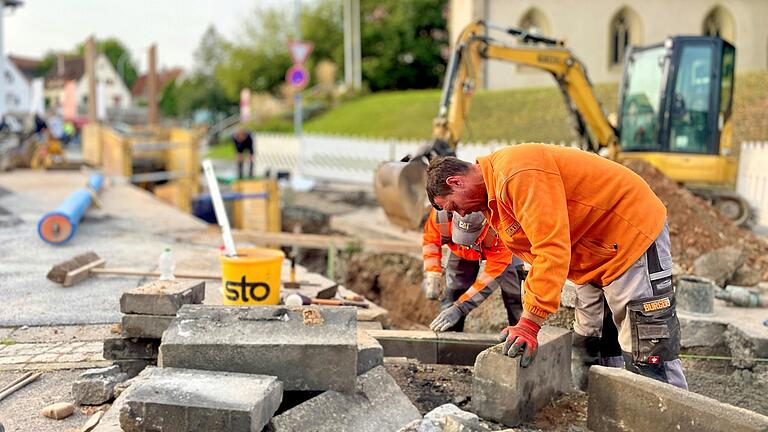 Die 'unterschätzte Baustelle' von Bad Neustadt? Voraussichtlich noch bis kurz vor Weihnachten kommt es rund um die Goethestraße zu Verkehrsbehinderungen. Aktuell stellen Arbeiter der Firma Burger Bau den Gehweg im Kreuzungsbereich Gartenstraße/Otto-Hahn-Straße wieder her.