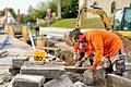 Die 'unterschätzte Baustelle' von Bad Neustadt? Voraussichtlich noch bis kurz vor Weihnachten kommt es rund um die Goethestraße zu Verkehrsbehinderungen. Aktuell stellen Arbeiter der Firma Burger Bau den Gehweg im Kreuzungsbereich Gartenstraße/Otto-Hahn-Straße wieder her.