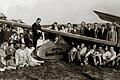 Mai 1931: Ein Redakteur tauft das Segelflugzeug &bdquo;Würzburger General-Anzeiger&ldquo; auf dem Flugfeld am Hubland. Verkehrsflugzeuge sucht man hier vergebens.
