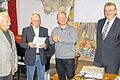 Woher kommen die Straßennamen: Die ersten Exemplare seiner Broschüre übergab Referent Walter Schneider (zweiter von links) an Oswald Tränkenschuh und Ewald Fischer vom Historischen Arbeitskreis (von links) und Bürgermeister Erich Stubenrauch.