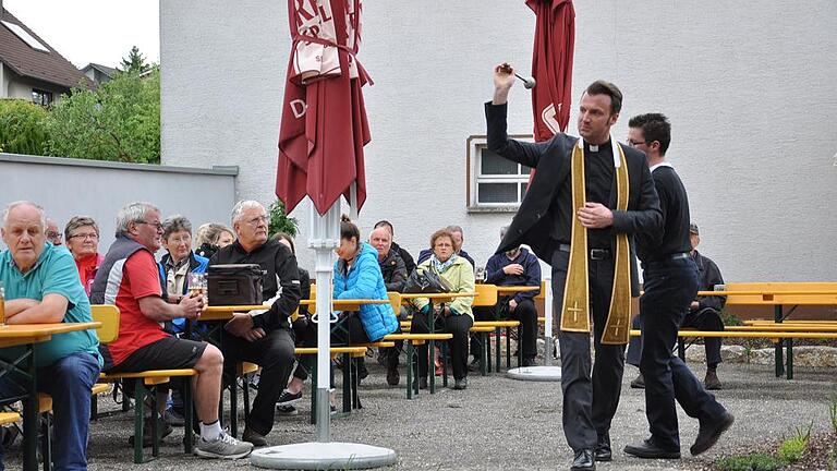 Pfarrer Tobias Fuchs weiht den Biergarten ein. Pfarrer Tobias Fuchs weiht den Biergarten ein.