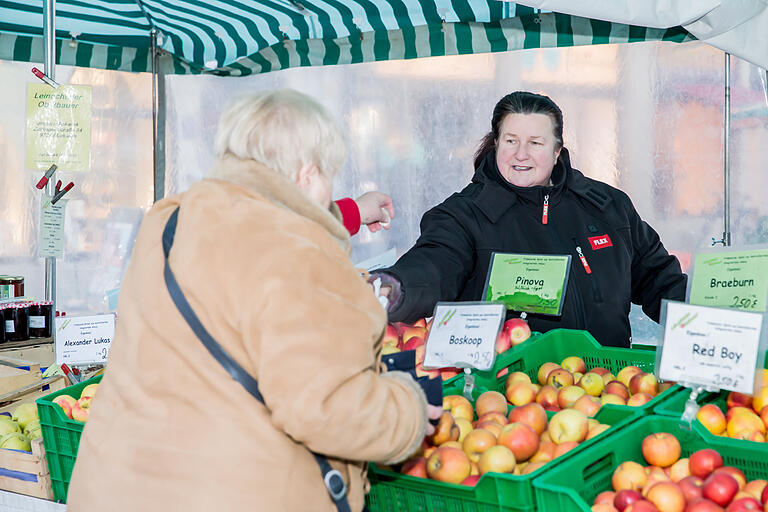 Cäcilie Muselmann kennt ihre Kunden auf dem Würzburger Markt gut.