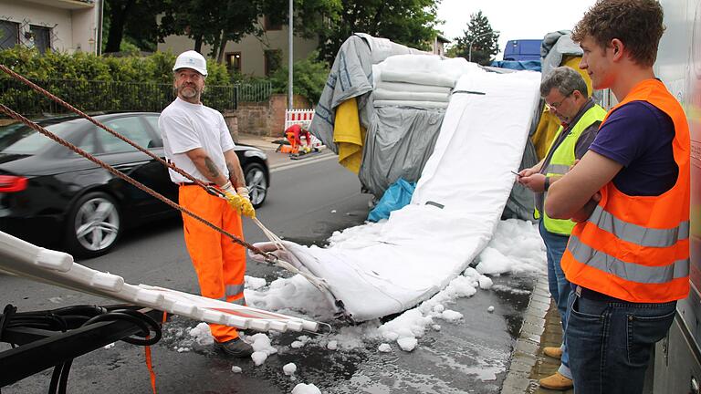 Im Schlauchinliner-Verfahren (wie hier 2015) werden auch dieses Jahr wieder zwei Kanalabschnitte der Gemündener Ortsdurchfahrt saniert.