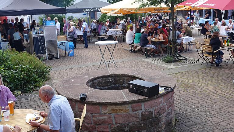 Das erste Sommer-Open-Air Dorffest auf dem idyllischen Schulhof war ein voller Erfolg.