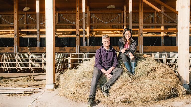 Christian und Rebekka May im Stall auf ihrem Biohof May. Die Folge der Sendung 'Lust aufs Land – Bayerische Hofgeschichten'&nbsp;läuft am Montagabend, 5. Juni, um 20.15 Uhr im Bayerischen Fernsehen.