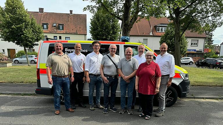 Das enge Team rund um Rettungsdienst und Katastrophenschutz: von links Klaus Wörner, BRK-Integrierte Rettungsleitstelle,  Michael Köth, OrgL-Kollege, Florian Biber, Rettungsdienstleiter, Dr. Leith Yahya, leitender Notarzt, Thomas Wehner, OrgL,  Uwe Hand, Kreisbereitschaftsleiter, Helga Fleischer, BRK-Vorsitzende, Thomas Lindörfer Kreisgeschäftsführer des BRK.