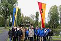 Gruppenbild mit dem Oberbürgermeister Christian Schuchardt, den Vertretern der Stadtratsfraktionen und den Aktiven des MSC Würzburg am beflaggten Denkmal.