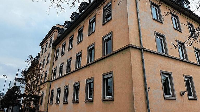 50 neue Arbeitsplätze sollen im Zuge der Behördenverlagerung in den ländlichen Raum am Finanzamt entstehen. Kommen sie nach Bad Neustadt? Oder nach Bad Königshofen, wie unter anderem von Landrat Thomas Habermann gefordert?FOTO: Julia Back 50 neue Arbeitsplätze sollen im Zuge der Behördenverlagerung in den ländlichen Raum am Finanzamt entstehen. Kommen sie nach Bad Neustadt? Oder nach Bad Königshofen, wie unter anderem von Landrat Thomas Habermann gefordert?FOTO: Julia Back