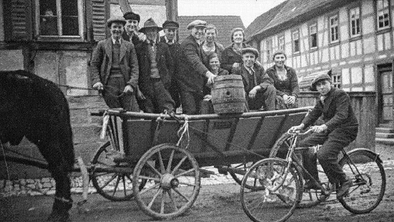 Dienstbotenwechsel in alter Zeit in Sondheim. Die Jugend des Dorfes begleitete den Knecht zu seinem neuen Dienstherren, wobei natürlich das Fässchen Bier auf dem Wagen nicht fehlen durfte. Dienstbotenwechsel in alter Zeit in Sondheim. Die Jugend des Dorfes begleitete den Knecht zu seinem neuen Dienstherren, wobei natürlich das Fässchen Bier auf dem Wagen nicht fehlen durfte.