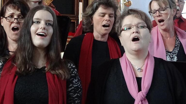 Der Sander Chor „Gospel and more“ beim Konzert zum zehnjährigen Bestehen des Chors in der Pfarrkirche in Sand.