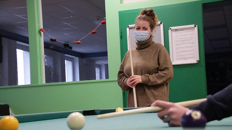 Jukuz-Leiterin Lisa-Maria Hofmann ist auch im Lockdown als Anlaufstelle für die Kinder und Jugendlichen in Bad Kissingen da. Foto: Benedikt Borst       -  Jukuz-Leiterin Lisa-Maria Hofmann ist auch im Lockdown als Anlaufstelle für die Kinder und Jugendlichen in Bad Kissingen da. Foto: Benedikt Borst