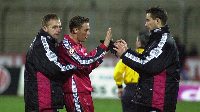 Eine Aufnahme aus dem Jahr 2002: Bei Hannover 96 war Ralf Rangnick (links) Chefcoach, Ralf Santelli (rechts) Teil seines Trainerteams. Zusammen gelang am Ende der Saison der Aufstieg in die Bundesliga. In der Mitte der tschechische Ex-Profi Jan Simak.