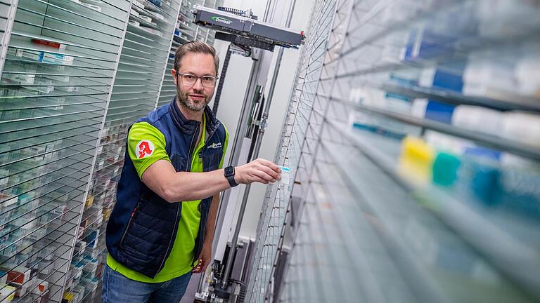 Christian Machon steht in seinem fast automatischen Apothekerschrank und zieht eine Medikamentenpackung heraus. Die Lieferengpässe sind allerdings nicht der Hauptgrund für den Streik.