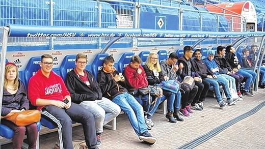 Hamburg entdeckt       -  (tas)   100 Schüler und Lehrer der Richard-Rother Realschule waren für vier Tage auf Studienfahrt in Hamburg. Sie besichtigten das Miniatur Wunderland, die Gedenkstätte des Konzentrationslagers Neuengamme und sahen sich Musicals an, so die Mitteilung. Höhepunkt war danach die Stadionführung in der Imtech Arena des HSV, wo es seltene Einblicke gab.