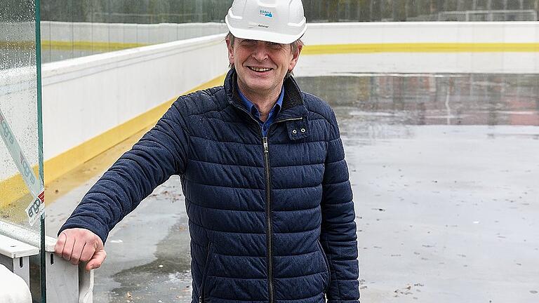 &bdquo;Wir werden die Eröffnung bis Weihnachten nicht hinkriegen&ldquo;: Jürgen Athmer, Geschäftsführer der Bädergesellschaft, an der Baustelle Eisbahn am Nigglweg.