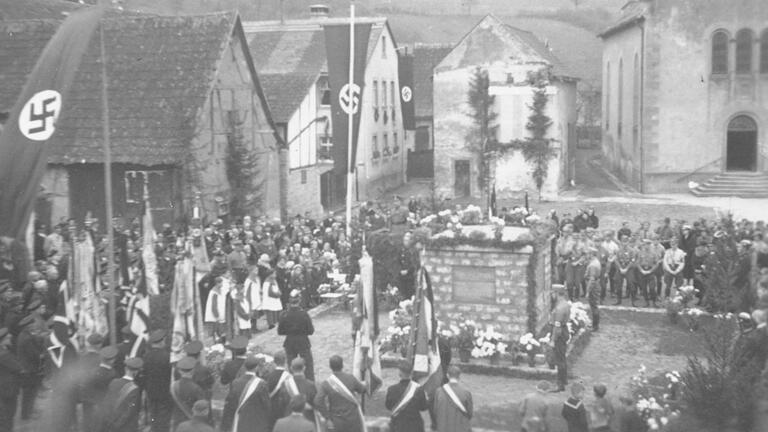 Bei der Einweihung des Kriegerdenkmals in Hausen am 3.11.1935 zeigte die  Bildsprache des Denkmals mit Stahlhelm, die martialische Gestaltung der Feier mit SA-Männern und die Ansprache von Kreisleiter Weidling, wie die Nationalsozialisten die Opfer des Ersten Weltkriegs für ihre eigene revanchistische Politik erfolgreich in Dienst nahmen.&nbsp;