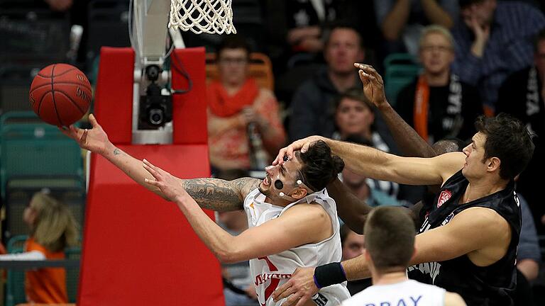 Vechta demontiert die Baskets       -  Basketball, ein körperloses Spiel? Hier foult der Würzburger Kresimir Loncar den Vechtaraner Michael Kessens.