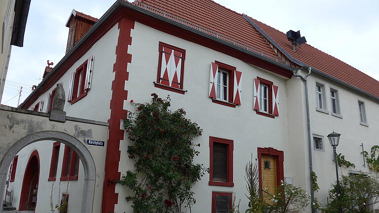 Der Martinshof vom Kirchplatz her gesehen - hier wurde die alte Mauer der Kirchenburg überbaut. Im Innenhof sind freigelegte Reste zu sehen