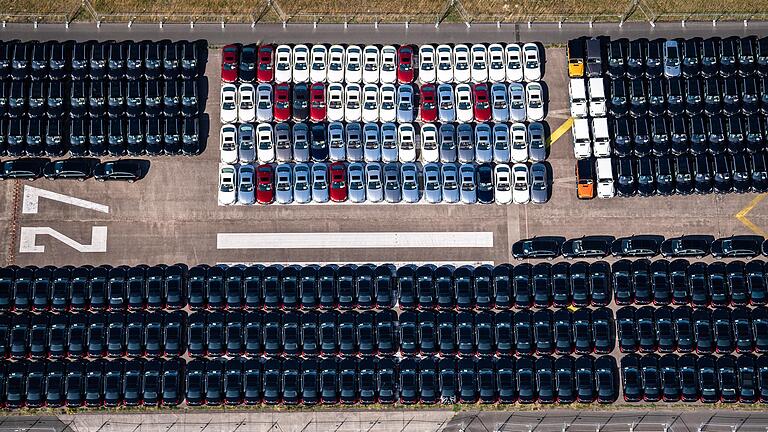 Zahlreiche Fahrzeuge von Mercedes-Benz auf dem ehemaligen Flugplatz Ahorn in Niedersachsen. Tausende Neuwagen von Mercedes warten derzeit auf ihre Auslieferung.