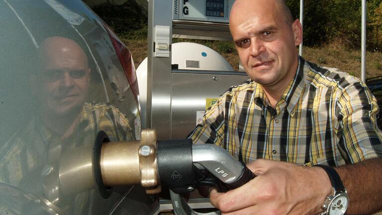 Der Beruf war ihm schon frühzeitig wichtiger als die sportliche Laufbahn: Jens Schürer in seinem Autohaus, hier beim betanken eines Fahrzeuges mit Flüssiggas. Der Beruf war ihm schon frühzeitig wichtiger als die sportliche Laufbahn: Jens Schürer in seinem Autohaus, hier beim betanken eines Fahrzeuges mit Flüssiggas.