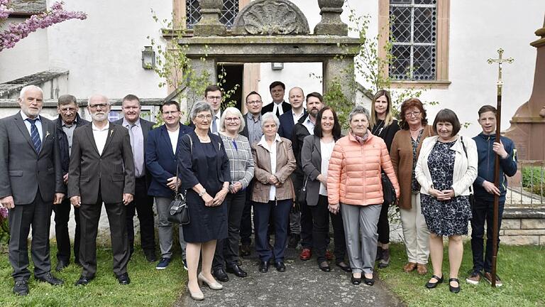 Auf dem Foto sind die Jubilare der Silbernen Konfirmation (Konfirmationsjahrgänge 1993 bis 1996)&nbsp; und Goldenen Konfirmation (Konfirmationsjahrgänge 1970-1972) zu sehen.