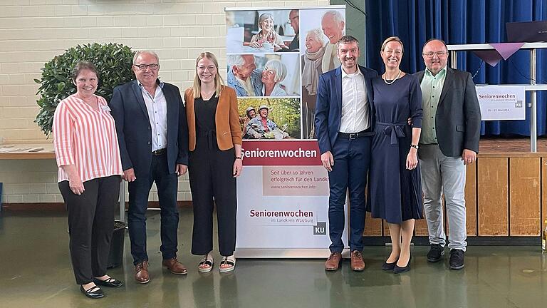 Zur Auftaktveranstaltung der Seniorenwochen in Uettingen kamen (von links): Carmen Mayr (Wirkommunal, KU), Bürgermeister von Uettingen Edgar Schüttler, Linda Vierheilig, Tobias Konrad (beide Wirkommunal), KU-Vorständin Eva von Vietinghoff-Scheel und Vorstandsreferent Prof. Dr. Alexander Schraml.