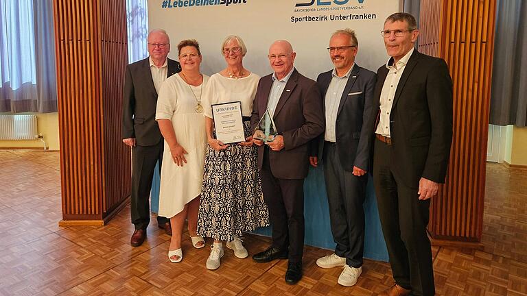 BLSV Ehrenamtspreis für Karin Stumpf: von links Karl Heinz Hübner und Alexandra Krohnen, beide stv. BLSV-Bezirksvorsitzende, Karin Stumpf, BLSV-Kreisvors,. Burkard Losert, BLSV-Bezirksvors., Klaus Greier, Bezirkstagsvizepräsident Thomas Schiebel. BLSV Ehrenamtspreis für Karin Stumpf: von links Karl Heinz Hübner und Alexandra Krohnen, beide stv. BLSV-Bezirksvorsitzende, Karin Stumpf, BLSV-Kreisvors,. Burkard Losert, BLSV-Bezirksvors., Klaus Greier, Bezirkstagsvizepräsident Thomas Schiebel.