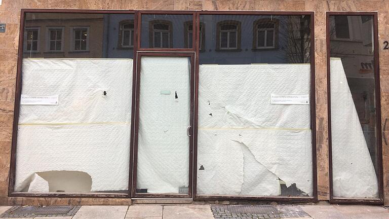 Ein leerstehendes Geschäft in der Spitalstraße in Schweinfurt. Nur notdürftig wurden die Schaufenster mit Papier abgedeckt.