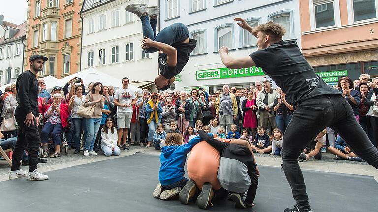 Auftritt der DDC-Breakdancer bei 'Schweinfurt ist bunt' mit City-Flohmarkt Rama Dama Anfang September in der Innenstadt. Mit solchen Aktionen gelingt es, viele Menschen auch von außerhalb in die Stadt zu bringen.