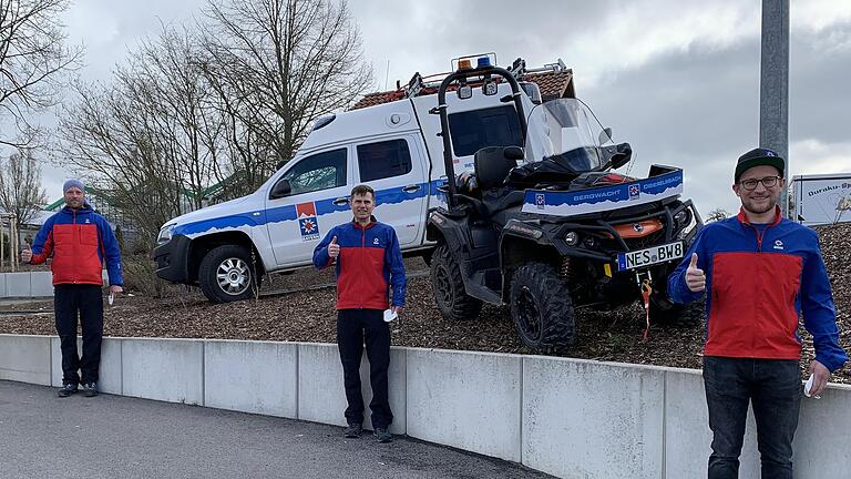 Neue Führungsmannschaft und neues Quad: Getreu dem Motto '10 Jahre geführt werden, 10 Jahre führen, 10 Jahre beschützen' übergab der bisherige Bereitschaftsleiter Sebastian Wappes (links) sein Amt an Lukas Holzheimer (rechts). Stellvertretender Bereitschaftsleiter bleibt Bastian Benkert (Mitte). Nach der Jahreshauptversammlung wurde die Einweisung in das neue ATV (All-Terrain-Vehicle, auf dem Bild im Hintergrund) vorgenommen und anschließend offiziell in Dienst gestellt.