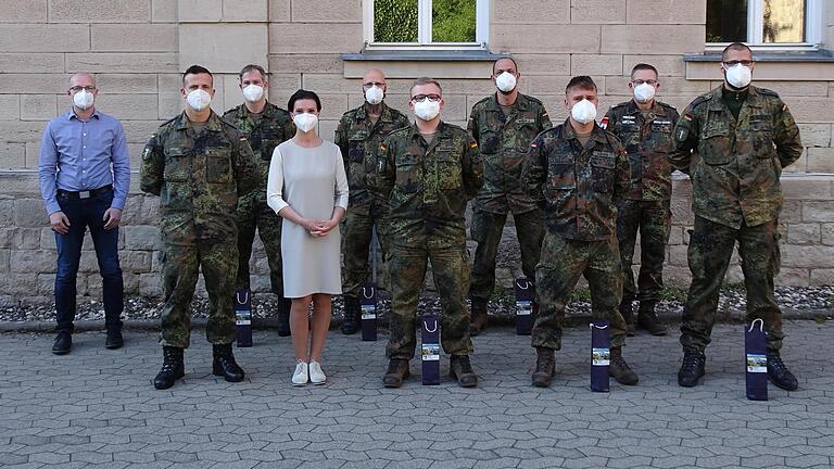 Der Landkreis verabschiedete die neun Soldaten aus Volkach, die in den Schneetestzentren halfen: (von links) Herr Friedrich (Leiter der Heimaufsicht), Oberleutnant Lulaj (Projektoffizier für Corona-Hilfeleistung im Logistikbataillon 467), Oberfeldwebel Scheid, Melinda Dorosch, Oberstabsgefreiter Jüttner, Hauptgefreiter Pöhlmann, Oberstabsgefreiter Mayer, Hauptgefreiter Schwab, Oberstleutnant Geisel (Leiter des Kreisverbindungskommandos Haßberge) und&nbsp; Stabsunteroffizier Stößel.