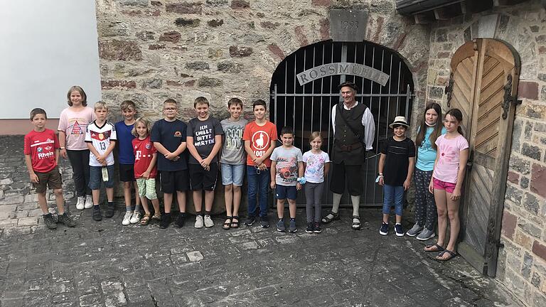 Die Kinder vom Ferienprogramm der Eußenheimer Bücherei vor der Rossmühle in Karlstadt.&nbsp;