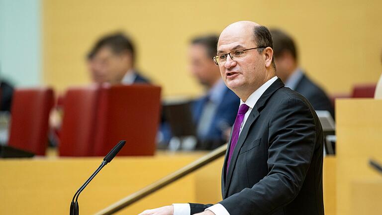 Plenarsitzung im Landtag       -  Bayerns Finanzminister Albert Füracker (CSU) spricht während einer Plenarsitzung im Bayerischen Landtag.